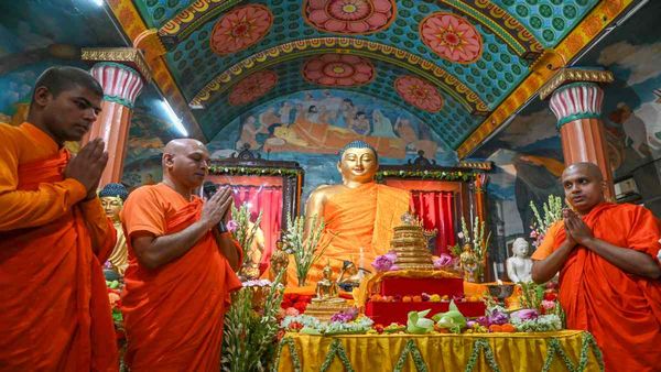 Buddha Purnima 2025: बुद्ध पूर्णिमा पर ये पांच काम करें, जीवन हो जाएगा आसान, दूर हो जाएंगे गम के बादल 