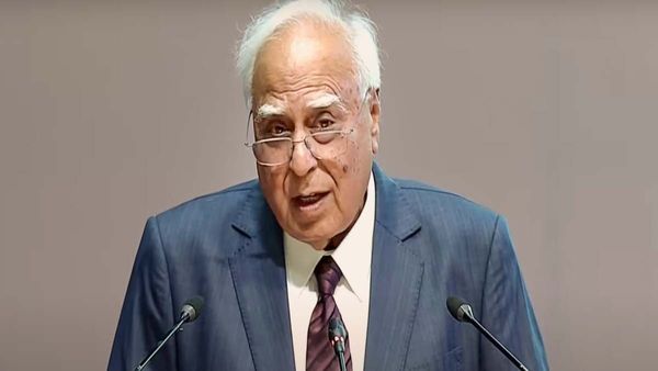 नेहा सिंह राठौर का साथ देने वाले Kapil Sibal ने की हैं दो शादियां, जानिए एक केस की कितनी लेते हैं फीस?