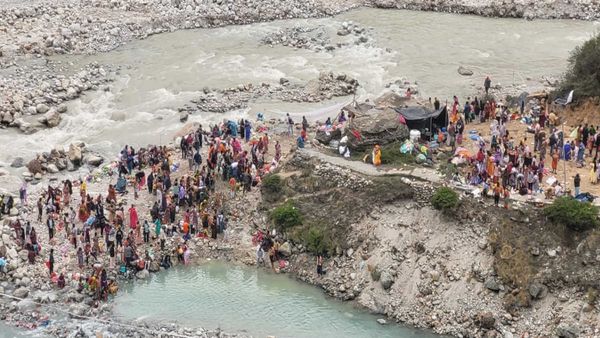 माणा में स्थित केशव प्रयाग में 12 वर्षों बाद पुष्कर कुंभ का आयोजन, श्रद्धालुओं ने लगाई आस्था की डुबकी