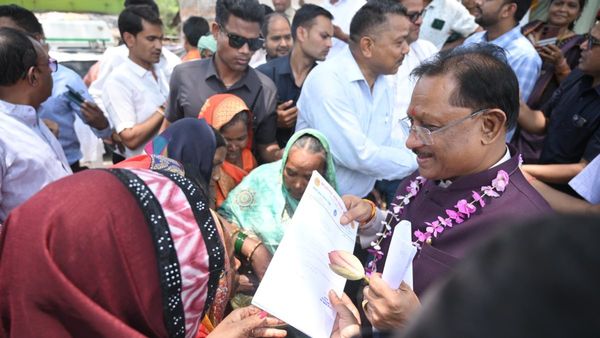 Raipur: जमीन पर योजनाओं की सच्चाई जानने पहुंचे CM विष्णुदेव साय, लाभार्थियों से किया संवाद