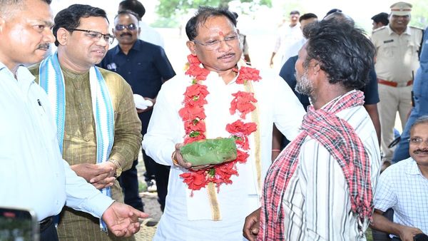 Raipur: 'काम करो या सस्पेंड के लिए तैयार रहो', CM विष्णुदेव साय ने अधिकारियों को दी चेतावनी