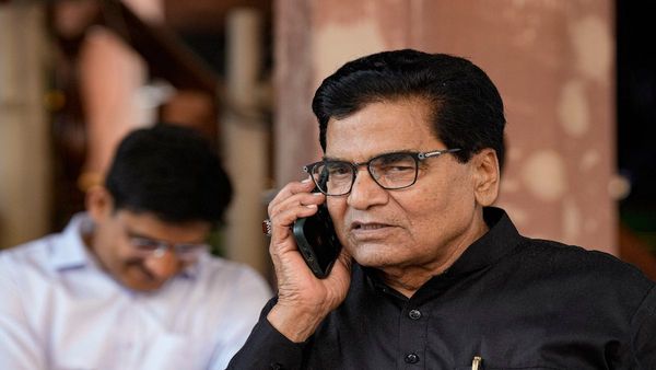 Ram gopal Yadav ने व्योमिका सिंह पर दिए बयान पर दी सफाई, बवाल के बाद बैकफुट पर नजर आए SP सांसद