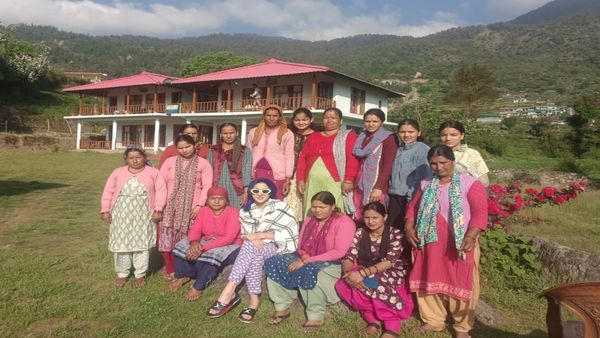 Sara Ali Khan ने दयारा बुग्याल का किया दीदार, ट्रैकिंग के बाद गांव में बिताया समय, महिलाओं ने दिया खास तोहफा