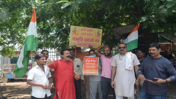 Bhopal News: ऑपरेशन सिंदूर की जीत पर आतिशबाजी और मिठाई, चंद्रशेखर तिवारी बोले- “पाकिस्तान को जड़ से खत्म करो!