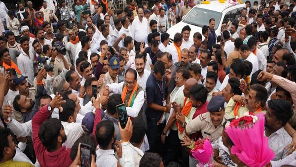 शिवराज की 25 साल बाद सीहोर में ऐतिहासिक पदयात्रा, किसानों के कंधों पर मामा, नाच-गाना और विकसित भारत का संकल्प