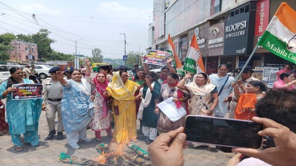 MP News: खंडवा की आदिवासी महिला के साथ गैंगरेप पर भोपाल में बवाल, महिला कांग्रेस ने फूंका CM का पुतला