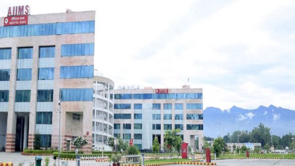 एक साल से फीडिंग पाईप से खाना खा रही महिला, एम्स ऋषिकेश की टीम ने आंत से बना दी भोजन की नयी आहार नली