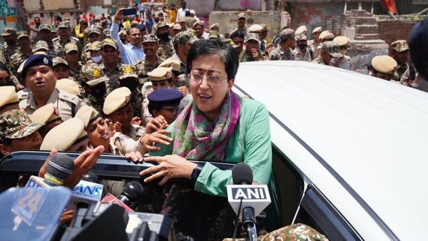 दिल्ली की पूर्व सीएम आतिशी को पुलिस ने लिया हिरासत में, जानिए किस मामले में हुई कार्रवाई?
