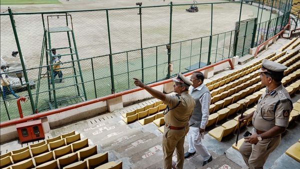 बेंगलुरु भगदड़ केस में बड़ी कार्रवाई: CM सिद्धारमैया के राजनीतिक सचिव बर्खास्त, खुफिया प्रमुख का तबादला