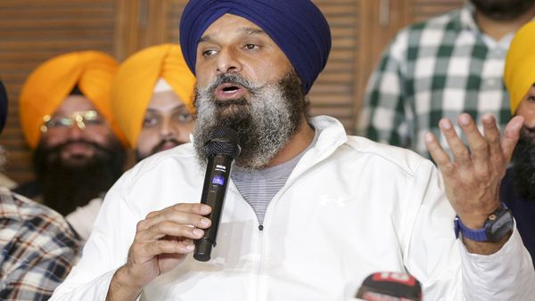 Bikram Majithia Arrest: ड्रग्स केस में बिक्रम मजीठिया गिरफ्तार, घर पर छापे के बाद पंजाब पुलिस का बड़ा एक्शन