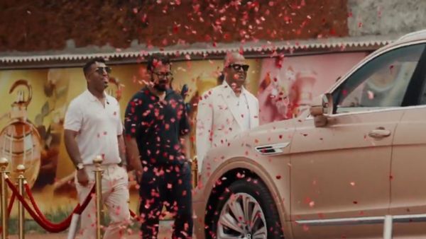 Video: कौन है ये शख्‍स और क्‍या करता है? जो फिल्‍मी स्‍टाइल में हेलीकॉप्टर से खरीदने पहुंचा कार