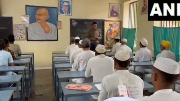 Chhattisgarh: रायपुर सेंट्रल जेल की अनोखी पहल, ज्योतिष और आयुर्वेद की शिक्षा से बदल रही है कैदियों की सोच