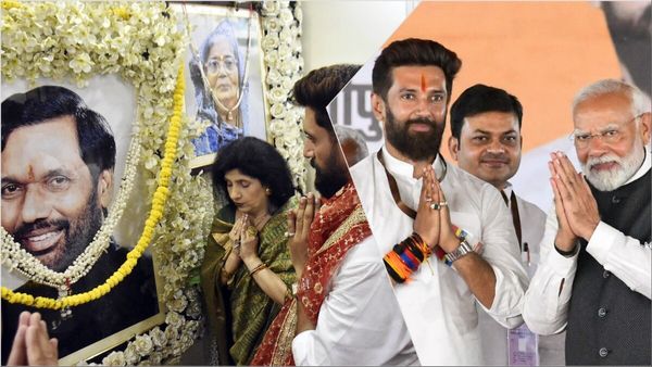 Bihar Chunav: चिराग पासवान की राजनीति कैसे उनके पिता रामविलास पासवान से अलग है, यूं ही नहीं लड़ रहे हैं चुनाव