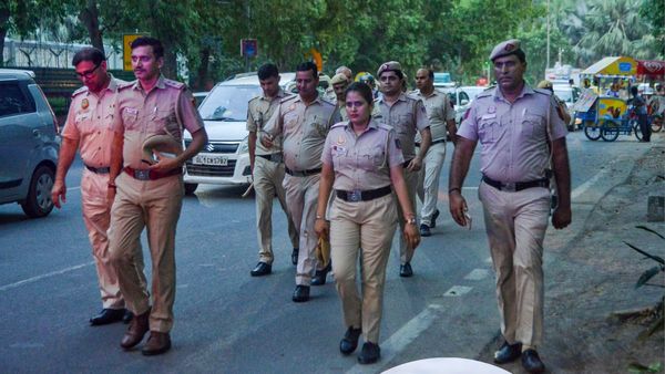 Delhi Police Vacancy: दिल्ली पुलिस में नौकरी पाने का सुनहरा मौका, आठ हजार पदों पर जल्द शुरू होंगी भर्तियां