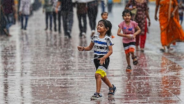Delhi Rain: दिल्ली में झमाझम बारिश, IMD ने जारी किया 'येलो' अलर्ट, राजधानी पहुंचा मानसून