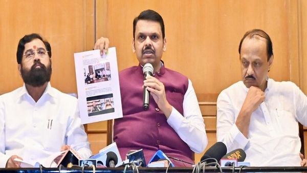 महाराष्‍ट्र में हिंदी थोपने के आरोप पर झुकी फडणवीस सरकार, थ्री-लैंग्वेज पॉलिसी लागू करने का फैसला लिया वापस