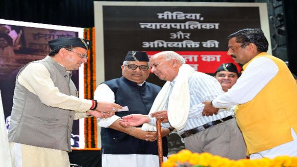 देहरादून में आपातकाल के 50 वर्ष पूर्ण होने पर लोकतंत्र सेनानियों को किया गया सम्मानित, CM धामी ने कही ये बातें