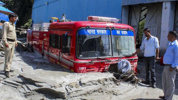 धर्मशाला में अचानक आई बाढ़ से तबाही: मणूणी नदी में बहे मजदूर, अब तक 5 शव बरामद, 3 लापता