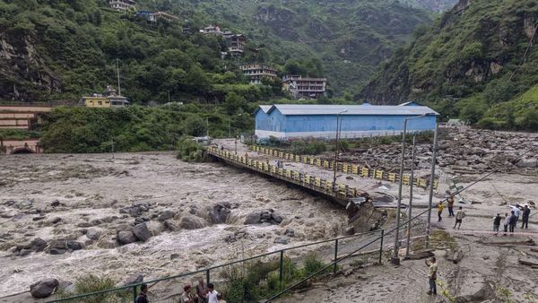 हिमाचल प्रदेश में बादल फटने से कई जगहों पर आई बाढ़, 2 लोगों की मौत, 20 के बहने की आशंका