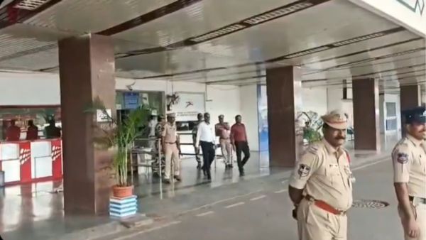 Hyderabad airport को मिली बम की धमकी, बेगमपेट एयरपोर्ट पर VIP मूवमेंट रोका गया, हाई अलर्ट पर सुरक्षा एजेंसियां