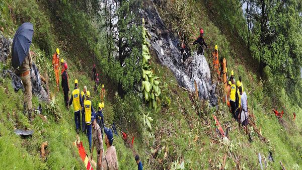 Kedarnath helicopter crash हादसे के बाद हेली सेवा पर ब्रेक, CM धामी की हाईलेवल मीटिंग, जानिए क्या उठाए गए कदम