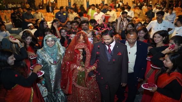 Khan Sir Marriage: खान सर ने रचाई शादी, रिसेप्शन पार्टी में पत्‍नी एएस खान की तस्‍वीरें वायरल