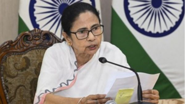 वोटर लिस्‍ट की जांच पर क्‍यों आगबबूला हुईं ममता बनर्जी? बोलीं- EC बैक डोर से NRC लागू करने करना चाह रहा