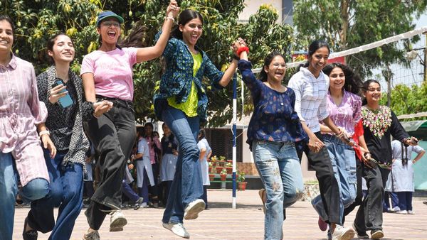 NEET UG Result 2025 OUT: नीट यूजी का रिजल्ट जारी, इस डायरेक्ट लिंक पर चेक करें स्कोर कार्ड