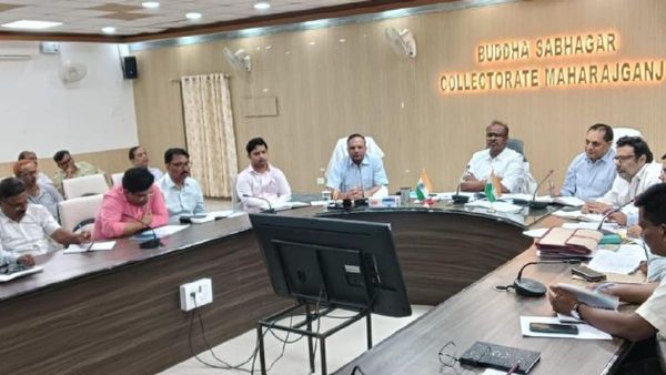 Maharajganj News: जिलाधिकारी ने की नगरोदय और वंदन योजना के तहत तैयार प्रस्तावों की समीक्षा
