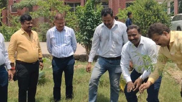 UP: कस्बों में भी घर के पास स्वास्थ्य सुविधाएं देने की तैयारी, पीपीगंज एपीएचसी पर लगने लगा एआरवी इंजेक्शन