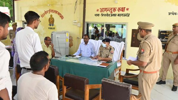 Maharajganj News: डीएम ने सुनी फरियादियों की समस्याएं, अधिकारियों को दिए यह निर्देश