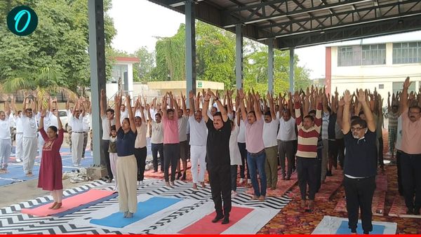 Yoga Day 2025: काशी के घाटों, कॉलेजों और मंदिरों में एक साथ हुआ योगाभ्यास, हर वर्ग ने दिखाया उत्साह और आस्था