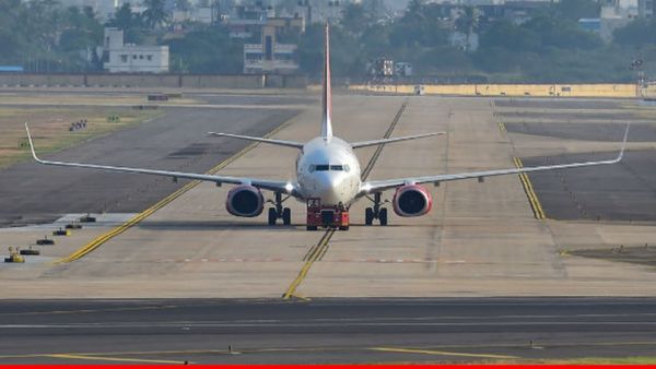 Lucknow Airport  के 10 किमी दायरे में लेजर लाइट और पतंगबाजी पर पूर्ण प्रतिबंध, आदेश जारी