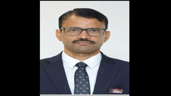 कौन हैं Pankaj Dwivedi जिन पर चला सरकार का चाबुक, एक्जीक डायरेक्टर के पद से हटाकर बनाया गया जनरल मैनेजर