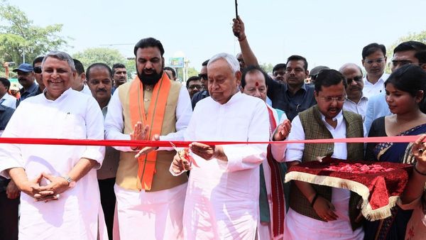 Patna News: राजधानी को जाम से निजात, छात्रों को दी ये सौगात, जानिए फ्लाईओवर और उर्दू पुस्तकालय की खासियत