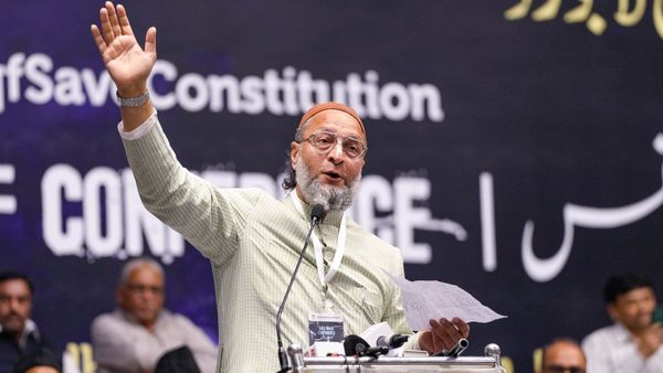 'जेल में बैठा लखवी कैसे बना बाप?', अल्जीरिया में ओवैसी ने खोला पाकिस्तान का कच्चा-चिट्ठा, पढ़िए खास बातें