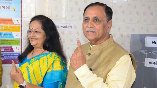 Vijay Rupani Family: एयर इंडिया विमान में सवार थे विजय रूपाणी, अपने पीछे परिवार में छोड़ गए किन लोगों को?