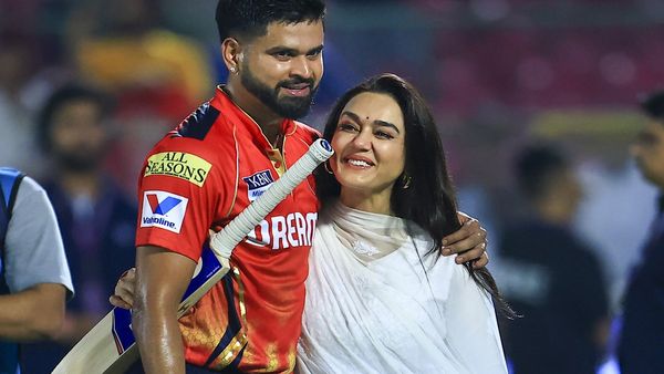 मैच से पहले दोनों हाथ जोड़कर मंदिर पहुंचीं Preity Zinta, क्या पूरी होगी मनोकामना? सालों से है इंतजार!