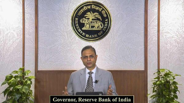 Home Loan लेने वाले ग्राहकों के लिए आ गई सबसे बड़ी खबर! अब घट जाएगी आपकी EMI, RBI का ऐलान