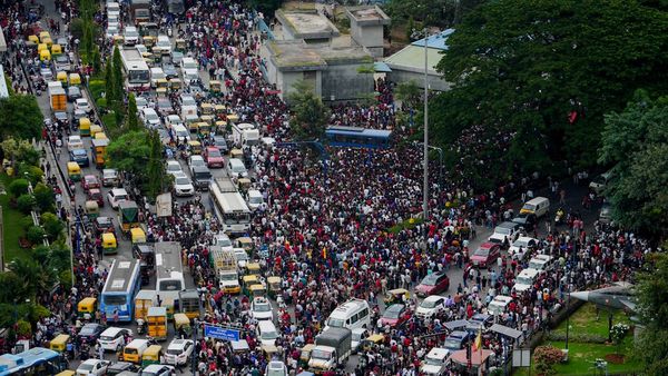 RCB की विक्ट्री परेड में भगदड़ क्यों मची? जानिए हादसे की असली वजह, चिन्नास्वामी स्टेडियम के बाहर हुआ क्‍या था?