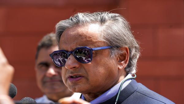 'नरेंद्र-सरेंडर' पर शशि थरूर का तगड़ा रिएक्शन, राहुल गांधी के बयान पर खुलकर बोले कांग्रेस नेता