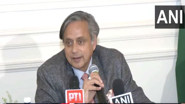 America: PC में अचानक बेटे की आवाज सुनकर अचंभित हो गए शशि थरूर, ईशान ने क्‍या किया सवाल? देखें Video