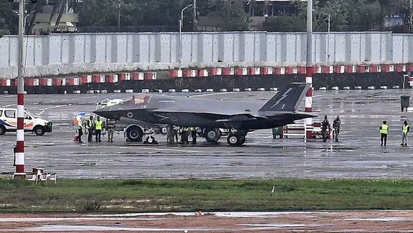 UK Fighter Jet in India: तिरुवनंतपुरम एयरपोर्ट पर क्यों उतरा रहस्यमयी ब्रिटिश लड़ाकू विमान? जांच में जुटी टीम
