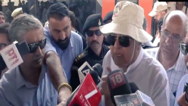 Vande Bharat ट्रेन से यात्रा कर भावुक हुए फारूक अब्दुला, बोले- 'अब कश्मीर भी देश से सीधे जुड़ गया'