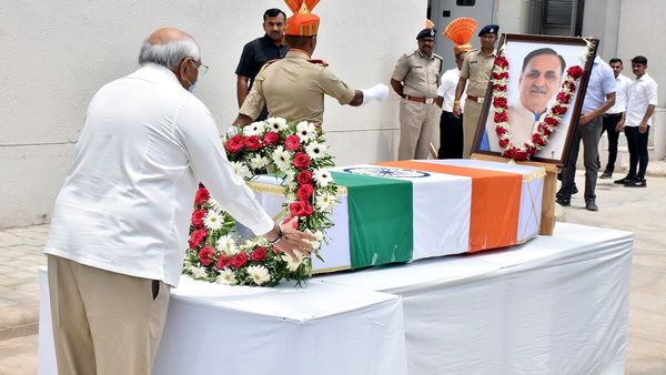 अलविदा विजय रूपाणी: राजकीय सम्मान के साथ किया गया अंतिम संस्कार, शाह समेत कई नेता रहे मौजूद