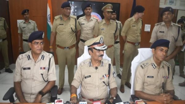 इंदौर में DGP कैलाश मकवाना का दौरा: पुलिस कंट्रोल रूम में लिया जायजा, ट्रैफिक और लव जिहाद पर सख्ती के निर्देश