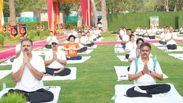 Yoga Day 2025: 'योग से शक्ति, सेवा में समर्पण'— BSF ने दिखाई अनुशासन की मिसाल