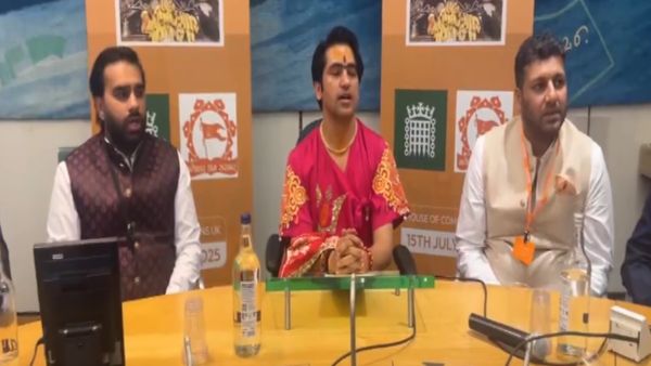UK पहुंचे बागेश्वर धाम वाले धीरेंद्र शास्‍त्री, लंदन की संसद में पहली बार हुआ हनुमान चालीसा का पाठ, VIDEO