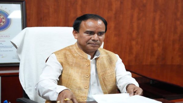 उत्तराखंड में 234 गैरहाजिर डॉक्टर्स बर्खास्त, फीस की भी होगी वसूली, जानिए क्यों क्या है पूरा मामला