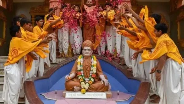 Guru Purnima 2025 : गुरु पूर्णिमा आज, क्या है पूजाविधि, महत्व और चालीसा